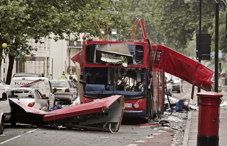 Ein infolge des Bombenanschlags am Taviston Square zerstörter Bus in London, 2005: Hier starben 13 der insgesamt 52 Opfer der damaligen Anschläge, ausschließlich der Attentäter. (Themenbild)