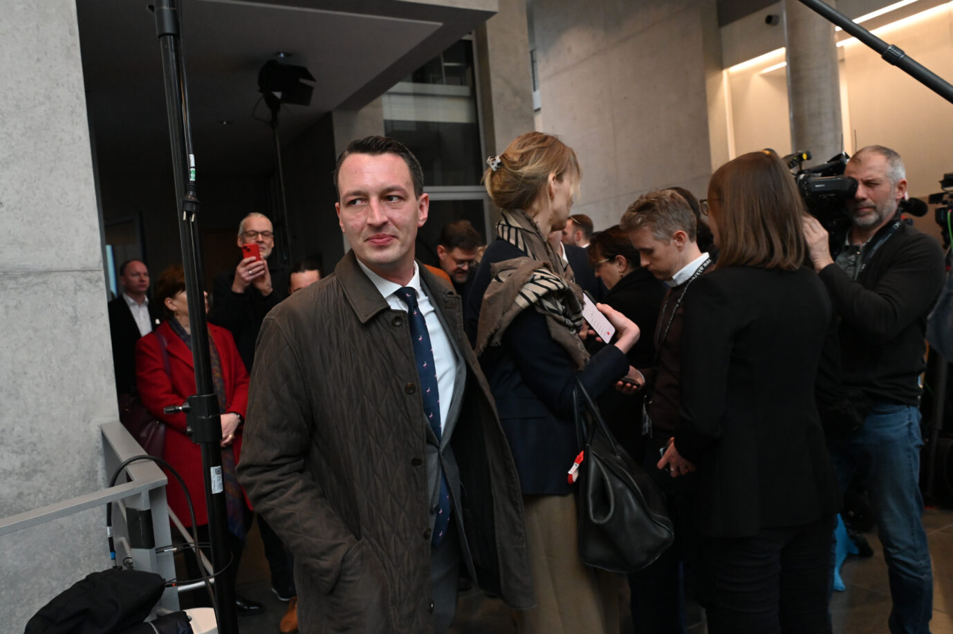 Matthias Helferich kommt zur konstituierenden Sitzung der AfD-Bundestagsfraktion: Nun macht er dem Landesschiedsgericht deutliche Vorwürfe. (Themenbild)