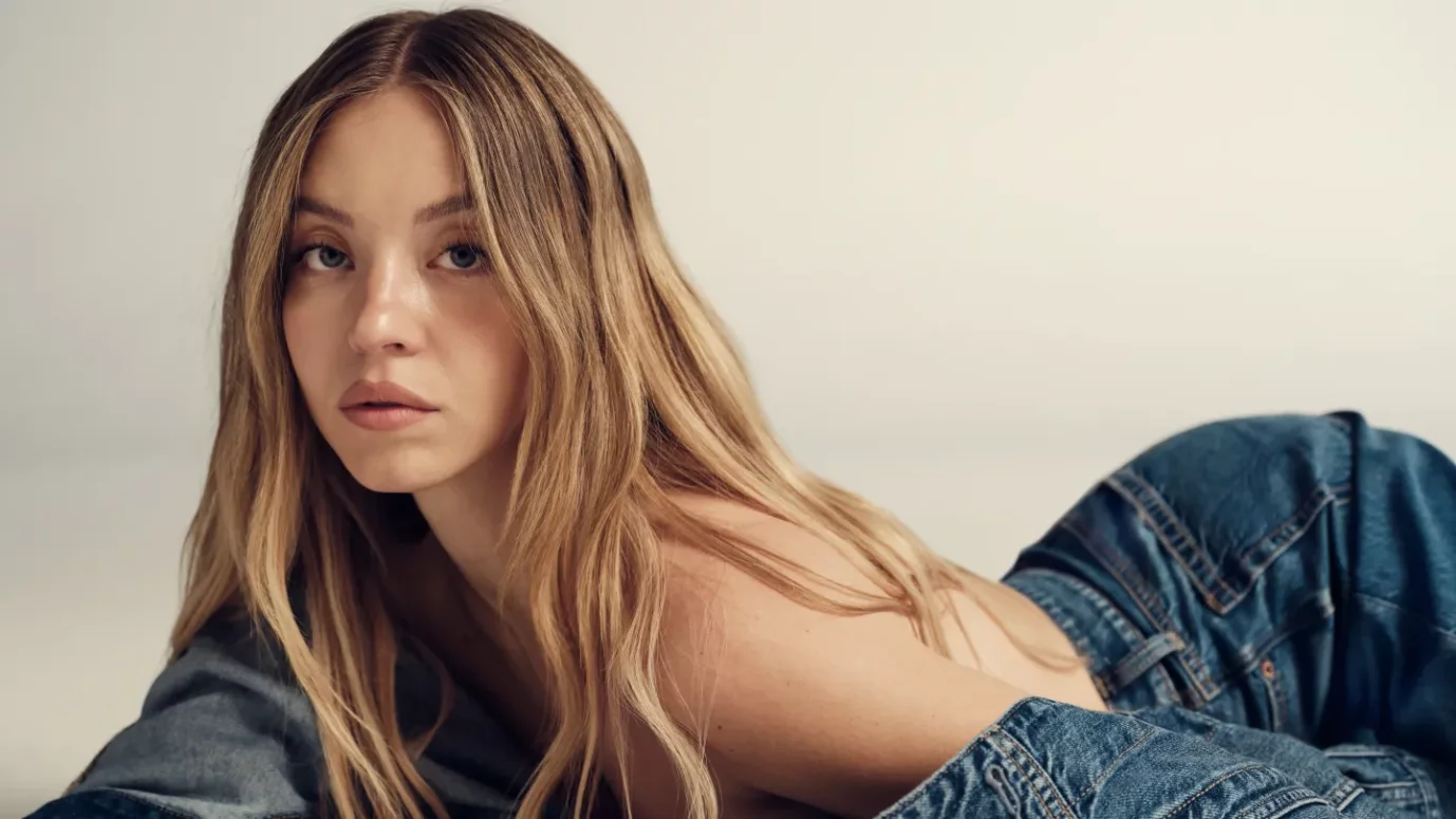 Ihre Augen sind so blau wie ihre Jeans: Schauspielerin Sidney Sweeney ist vielen linken Kommentatoren zu hübsch. Foto: American Eagle