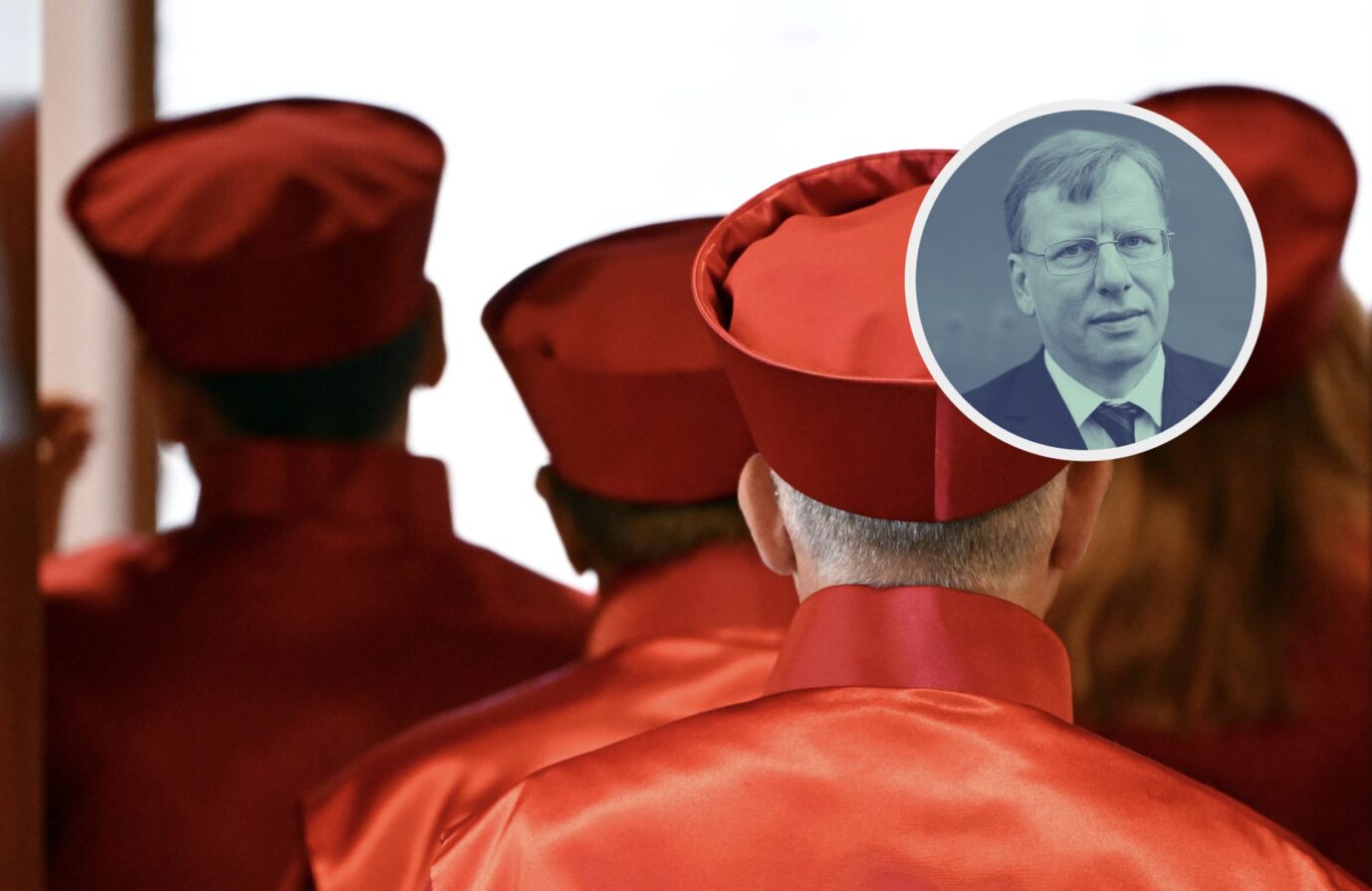 Die Richterinnen und Richter des Zweiten Senat beim Bundesverfassungsgericht verlassen den Sitzungssaal nach der Urteilsverkündung über die Wahlrechtsreform der Ampel-Koalition. Laut dem Urteil ist das Bundeswahlgesetz 2023 überwiegend verfassungsgemäß – allein die fünf Prozent -Sperrklausel ist derzeit verfassungswidrig, gilt aber mit bestimmten Maßgaben fort. Wer hat die Macht im Staat?