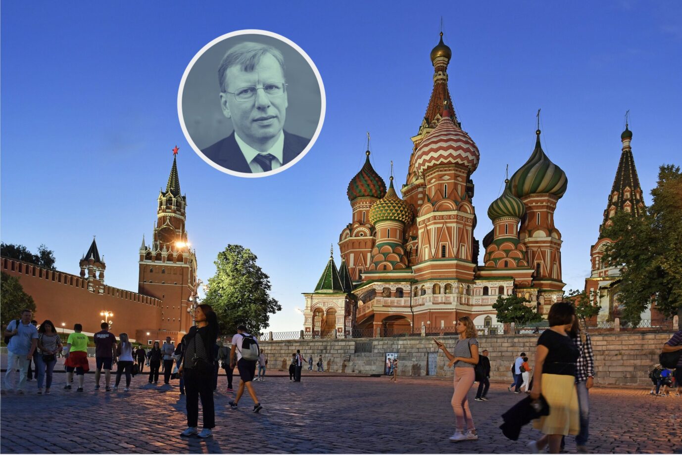 Auf dem Roten Platz in Moskau, also in Rußland, steht die Basilius-Kathedrale, davor sind Menschen und in der Luft schwebt das Porträt unseres JF-Autors Thorsten Hinz