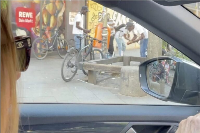 Der Görlitzer Park in Berlin ist ein Hotspot für Drogen, etwa Heroin, und Kriminalität. Der Berliner Senat unternimmt nichts dagegen.