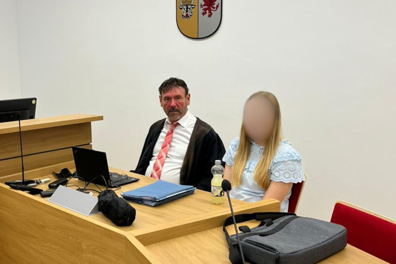 Loretta und ihr Anwalt im Greifswalder Gerichtssaal.