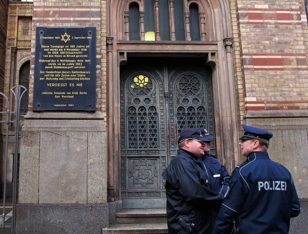 Polizisten vor der Neuen Synagoge in Berlin: Jüdische Ziele im Visier des Iran?