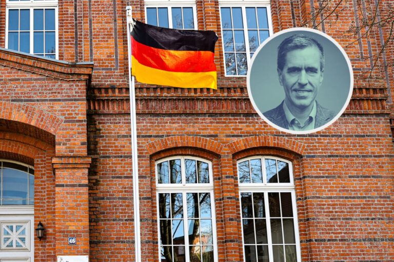 Das Bild zeigt eine Deutschlandflagge vor einem Gymnasium in Sachsen-Anhalt.