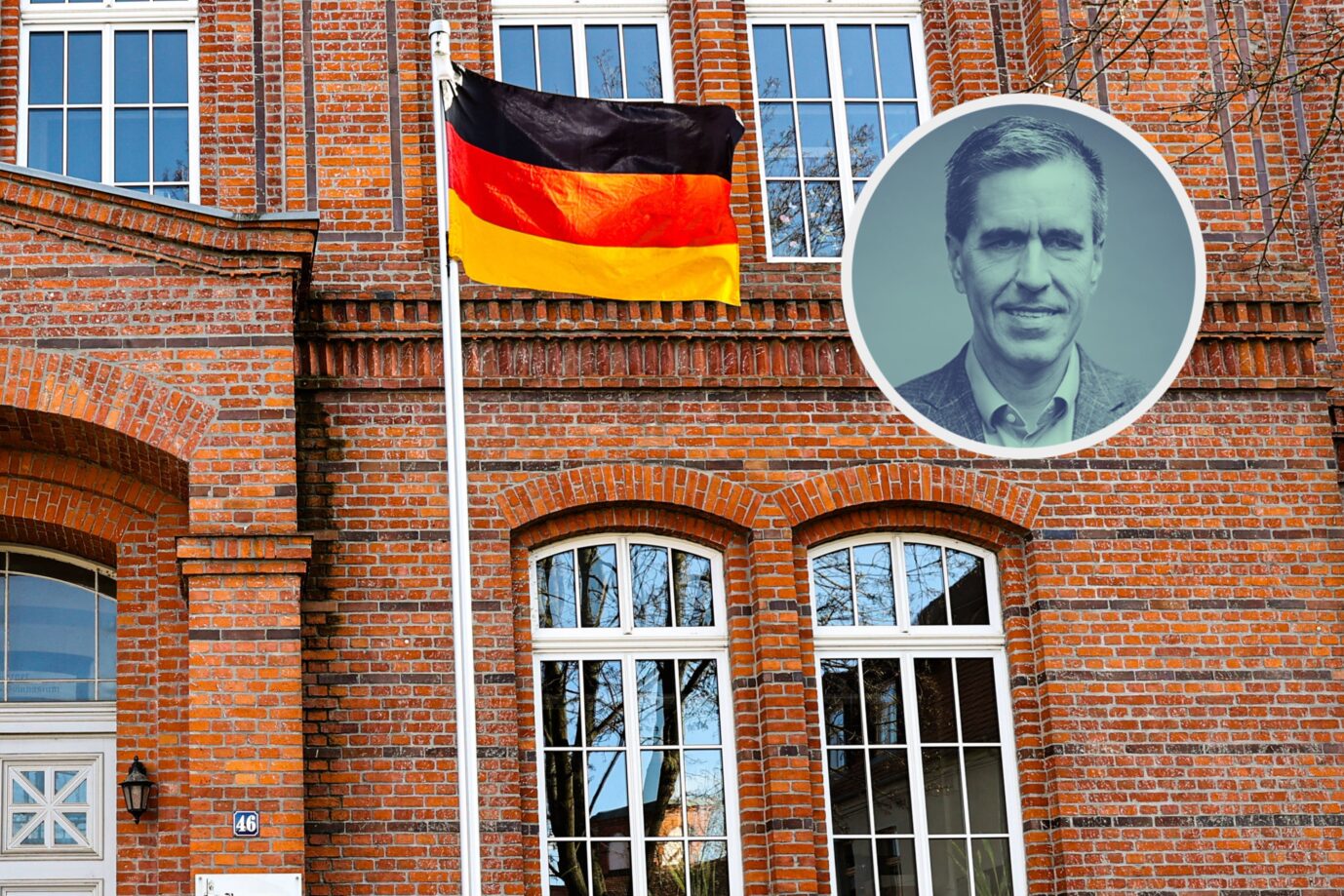 Das Bild zeigt eine Deutschlandflagge vor einem Gymnasium in Sachsen-Anhalt.
