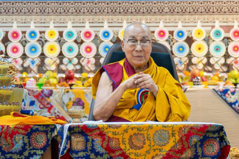 Das Bild zeigt den Dalai Lama.