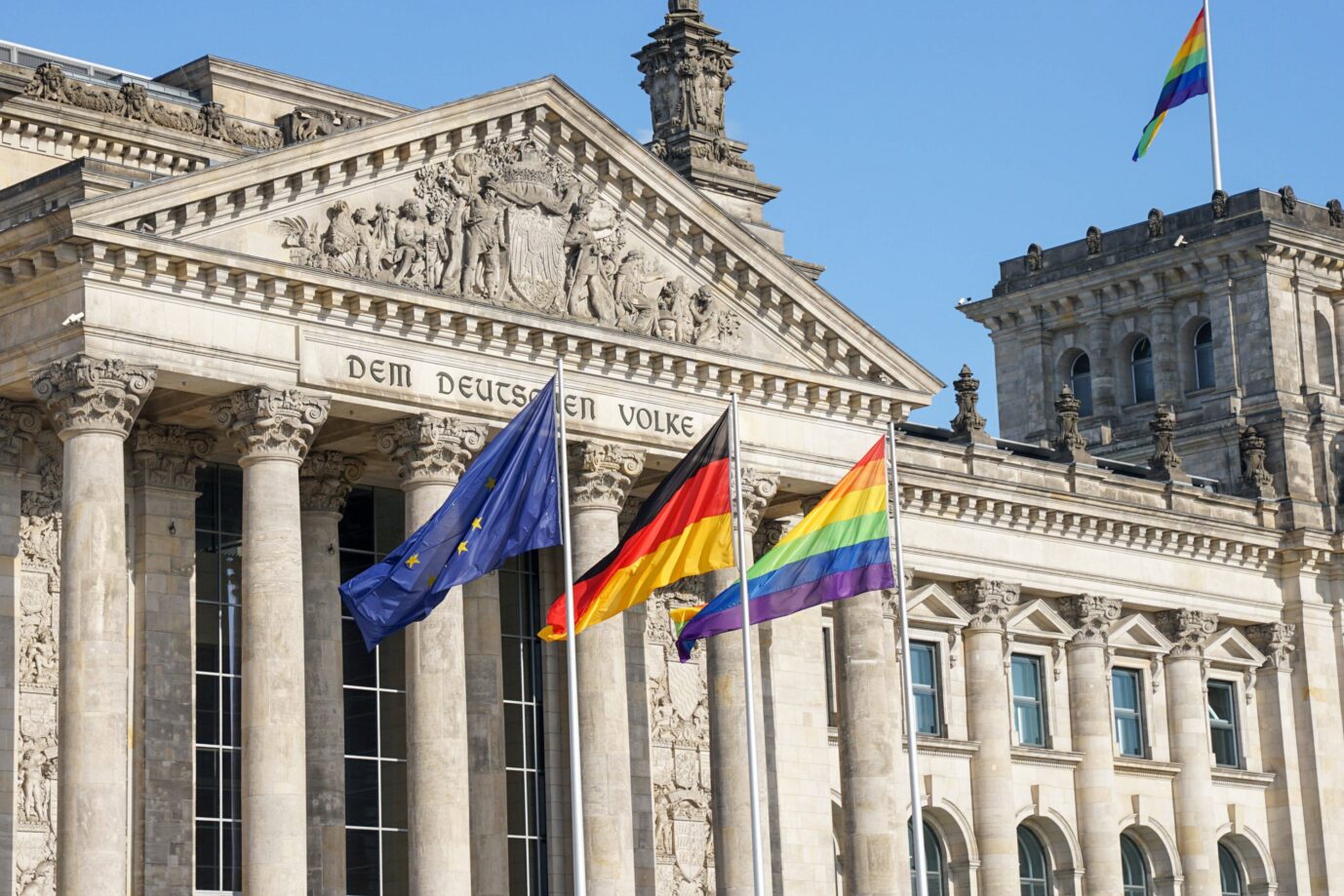 Die Grafik zeigt verschiedene Flaggen vor dem Reichstag.