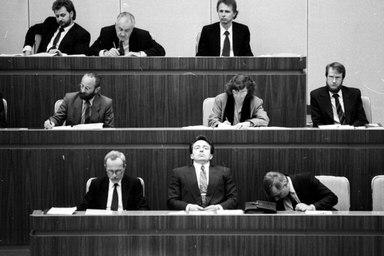 Der letzte DDR-Ministerpräsident Lothar de Maizière (unten links) auf der Kabinettsbank, unter anderem mit seinem Bauminister Axel Viehweger (oben links): Was ist dran an den Stasi-Vorwürfen?