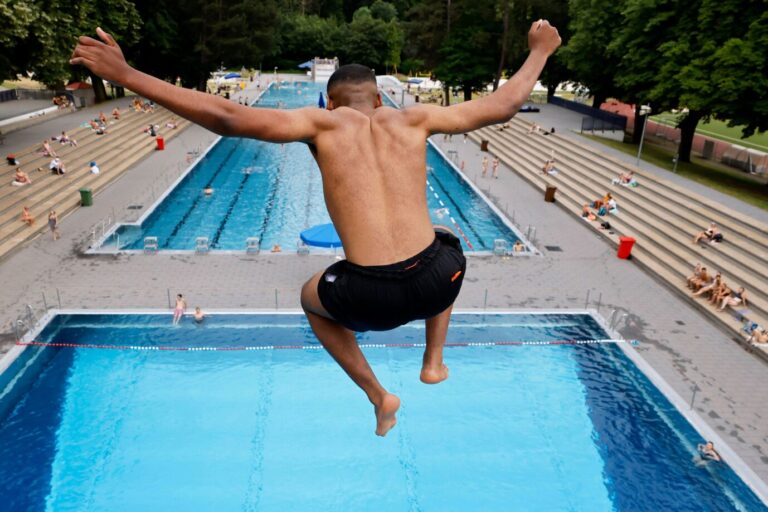 Ein Migrant springt vom Sprungturm. Ein Schweizer Gemeinde verbannt Ausländer aus dem Schwimmbad.