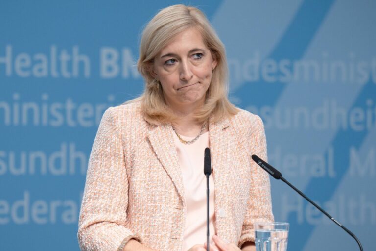 Bundesgesundheitsministerin Nina Warken (CDU) an einem Pult mit traurigem Gesichtsausdruck. Die erhöhten Beiträge lassen sich nicht vermeiden.