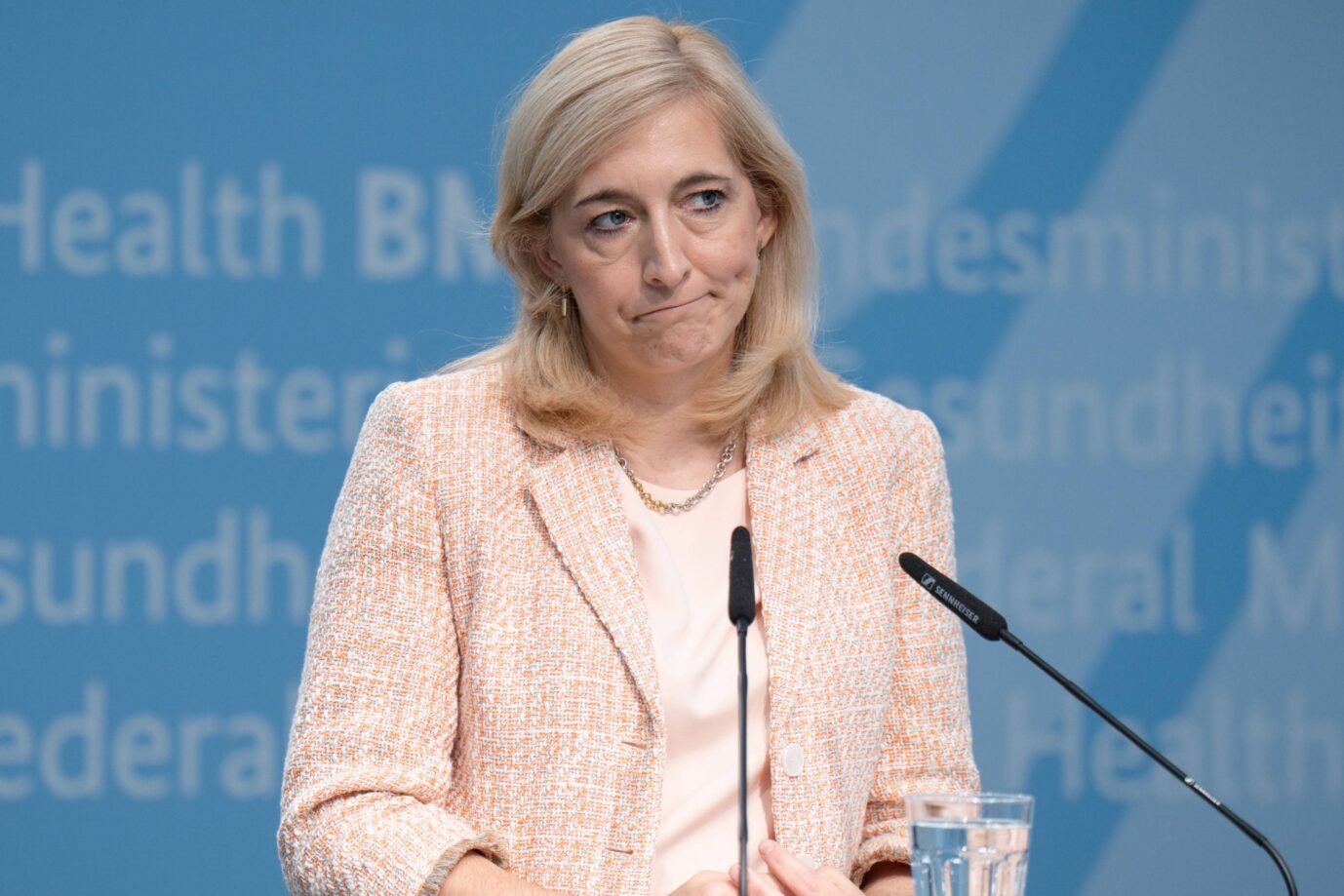Bundesgesundheitsministerin Nina Warken (CDU) an einem Pult mit traurigem Gesichtsausdruck. Die erhöhten Beiträge lassen sich nicht vermeiden.