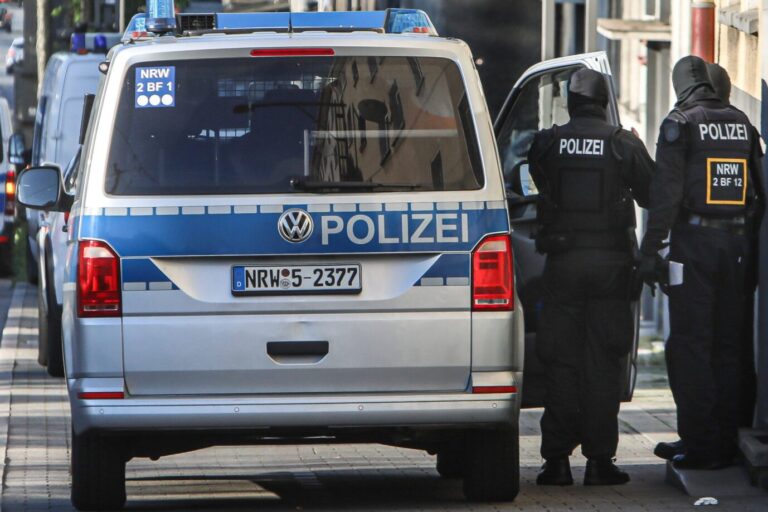 Spezialkräfte der Polizei bereiten ein Hausdurchsuchung vor. Ein Bosnier steht unter Terrorverdacht.