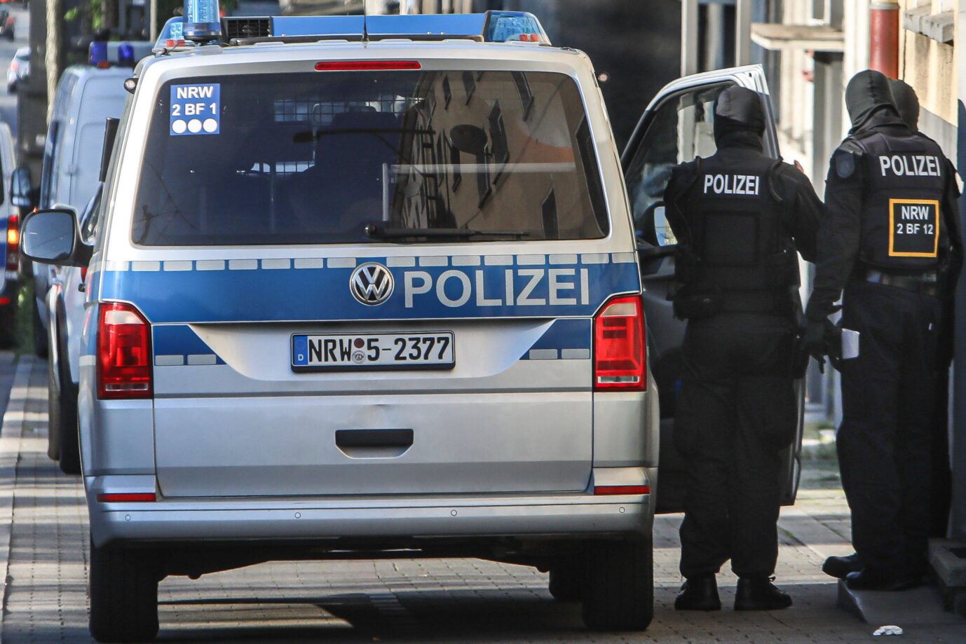 Spezialkräfte der Polizei bereiten ein Hausdurchsuchung vor. Ein Bosnier steht unter Terrorverdacht.
