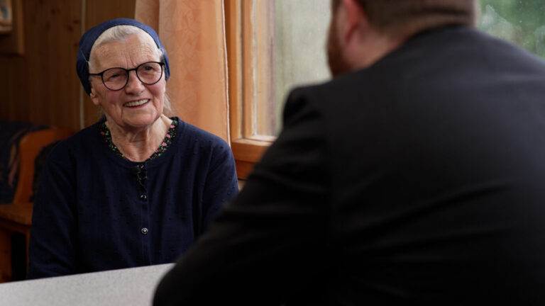 Nina Dück blickt mit JF-Redakteur Vadim Derksen auf ein bewegtes Leben. Und in eine ungewisse Zukunft. Foto: JF