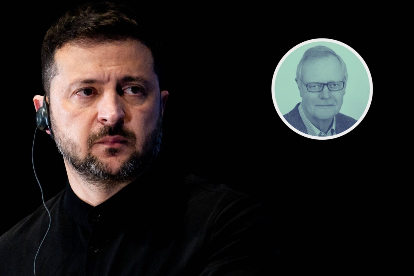 Der ukrainische Präsident Wolodymyr Selenskyj blickt ernst zur Seite. Er trägt ein schwarzes Hemd und ein Headset im Ohr. Rechts oben im Bild befindet sich ein kreisrunder Ausschnitt mit dem Porträtfoto von JF-Autor Bruno Bandulet, farblich in Türkistönen gehalten. Der Hintergrund ist vollständig schwarz. Wolodymyr Selenskyj angespannt: In der Ukraine wächst der innenpolitische Druck, während die russische Sommeroffensive voranschreitet. Foto: IMAGO / NurPhoto
