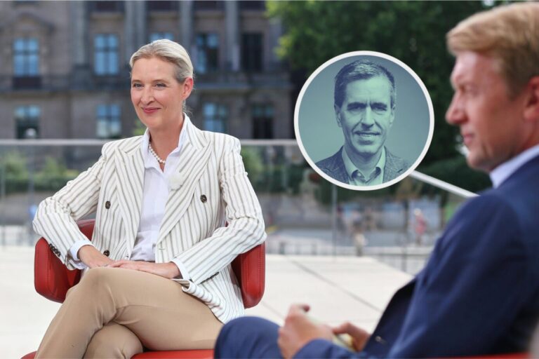 Alice Weidel, Co-Vorsitzende der AfD-Bundestagsfraktion, sitzt in einem Fernsehstudio im Gespräch mit einem männlichen Moderator, der unscharf im Vordergrund zu sehen ist. Weidel trägt ein helles, gestreiftes Sakko und eine Perlenkette, sie wirkt entspannt und lächelt. Im Bild eingeblendet ist ein rundes Porträtfoto eines Mannes im blauen Farbfilter – vermutlich ein thematischer Bezug des Interviews. Im Hintergrund ist ein historisches Regierungsgebäude in Berlin zu erkennen.