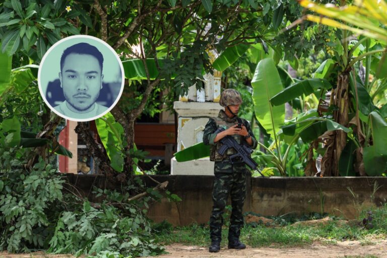 Thailand: Ein thailändischer Soldat in Tarnuniform und Schutzweste steht mit Sturmgewehr in der Hand vor tropischer Vegetation an einem ländlichen Außenposten. Er blickt auf ein Gerät in seinen Händen. Um ihn herum dichte Pflanzen, im Hintergrund ein schlichtes Gebäude. Links oben eingeblendet ist ein Porträt eines jungen Mannes in einem runden Rahmen. Thailändischer Soldat an der Grenze zu Kambodscha: Die Lage eskalierte zuletzt in Raketen- und Luftangriffe. Foto: IMAGO / Anadolu Agency