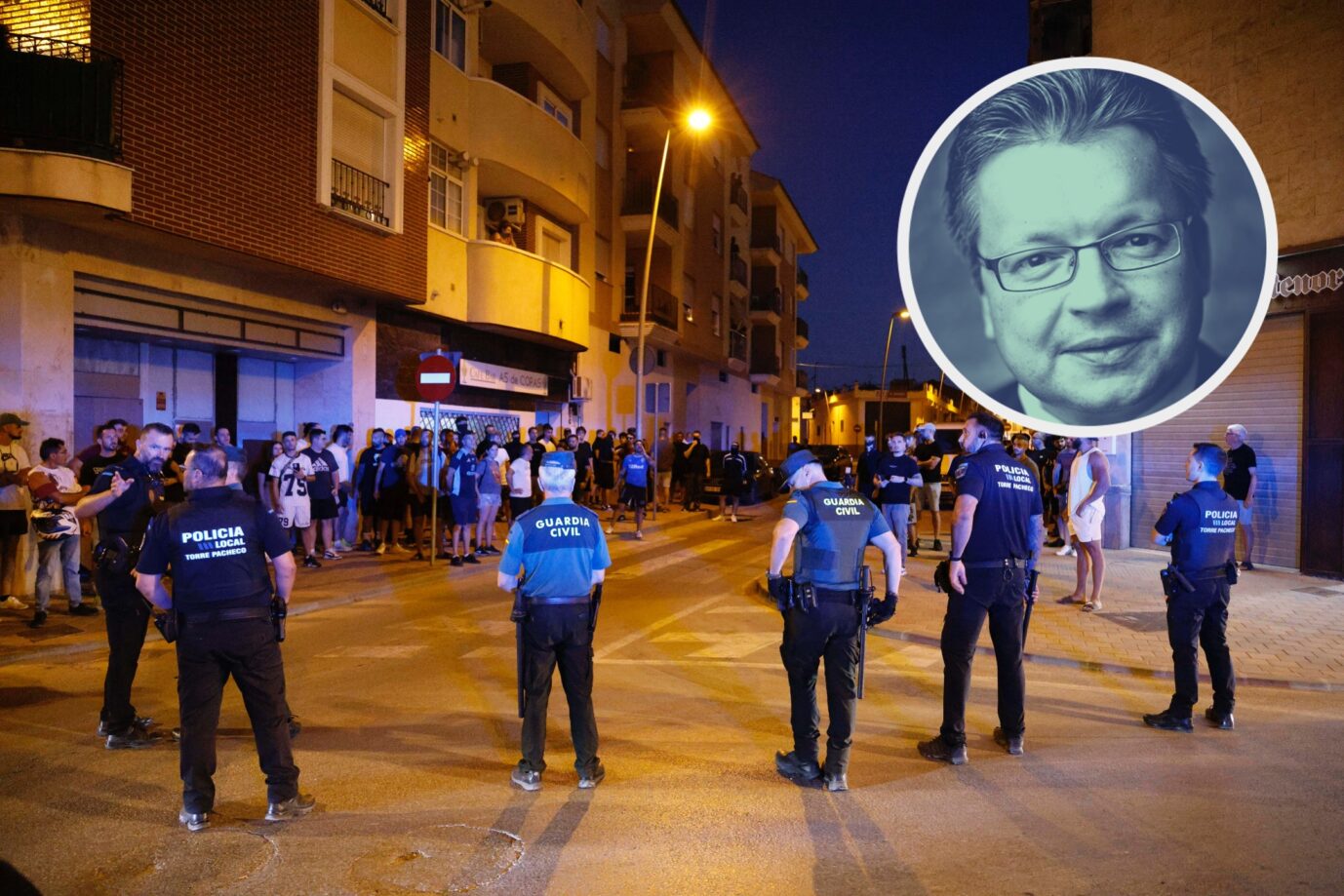 Die spanische Gendarmerie schaut auf die Demonstranten in Torre-Pacheco: Die Bürger haben genug von der Massenmigration. (Themenbild/Collage)