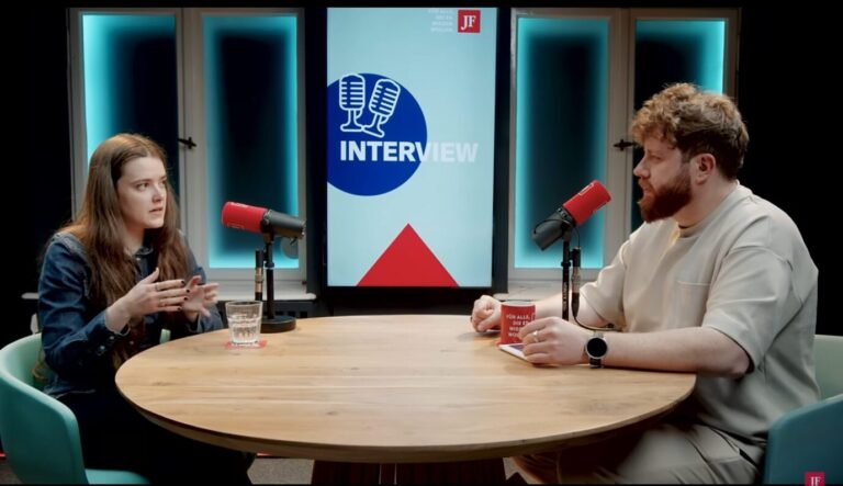Wokeness ist eine Ideologie, die darauf angewiesen ist, daß es Opfer gibt. Das packende Gespräch von JF-Redakteur Vadim Derksen mit der Journalistin Pauline Voss. Bild: JF