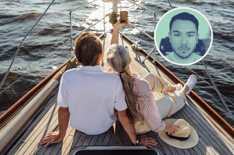 Ein Rentnerpaar genießt den Lebensabend auf der Privatyacht: Den Wohlstand der Boomer können viele Millennials nicht erreichen.