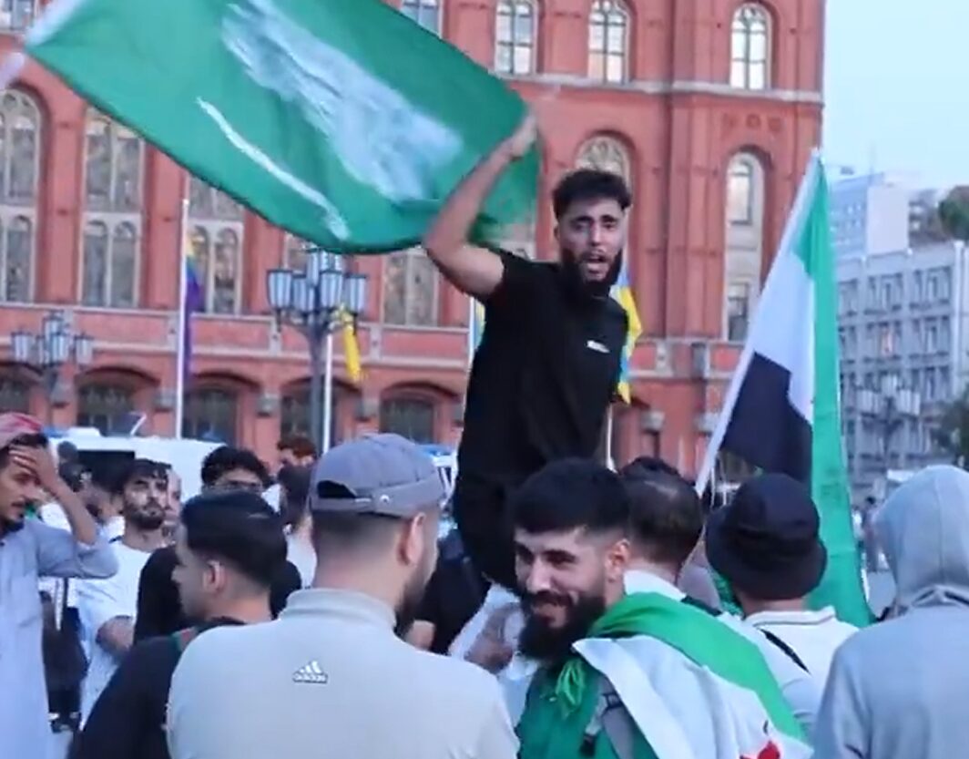 Syrer. Bislang ohne Konsequenzen riefen Sympathisanten der neuen syrischen Machthaber zum Mord auf. Screenshot: X / democ