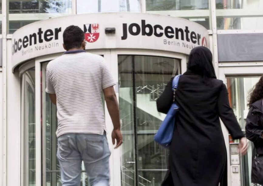 Die beiden in Bremen gemeldeten Eheleute kassierte Sozialleistungen vom deutschen Staat, verbrachten jedoch die meiste Zeit im Ausland. Symbolbild: . Foto: IMAGO / Emmanuele Contini