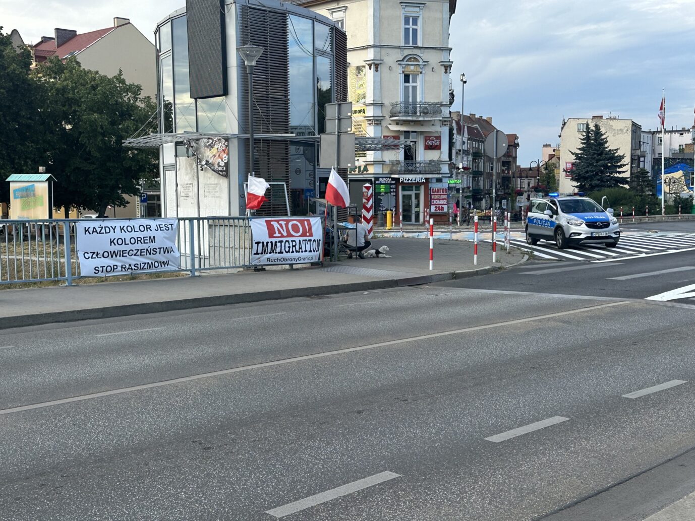 Das Bild zeigt Plakate an der deutsch-polnischen Grenze.