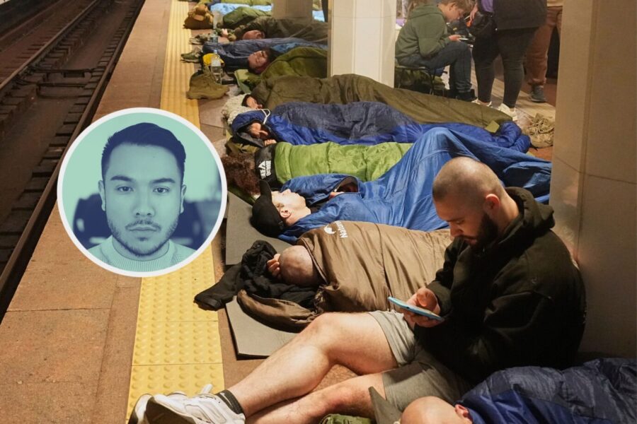 Ukrainer harren wegen Luftangriffen Rußlands in einer Kiewer U-Bahn-Station aus.