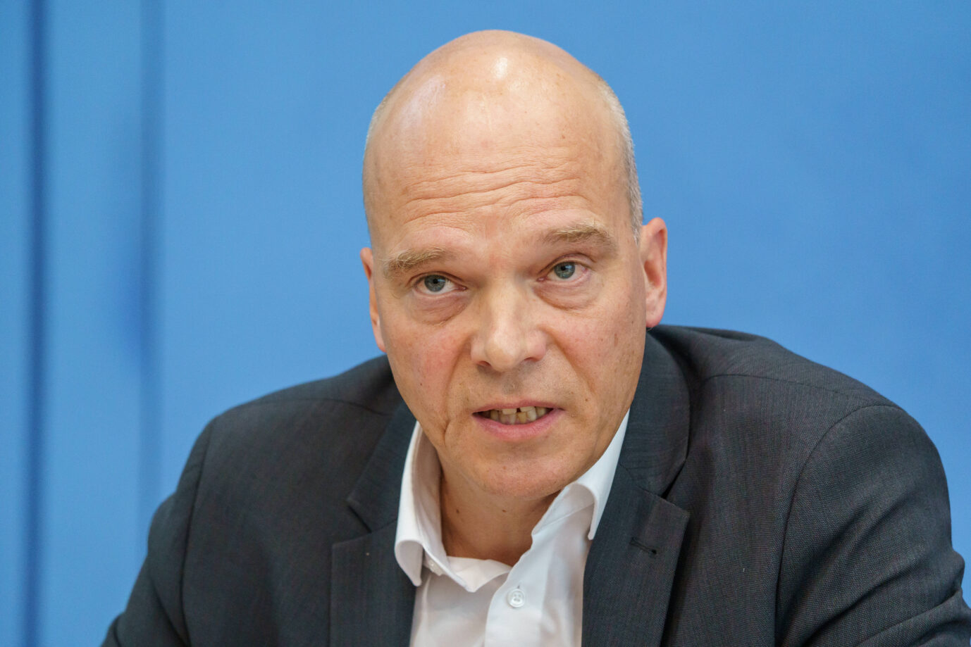 War früher selbst Journalist und weiß daher genau, wie der Hase läuft: Hanno Kautz, Sprecher von Bundesgesundheitsministerin Nina Warken (CDU). Foto: IMAGO / Chris Emil Janßen