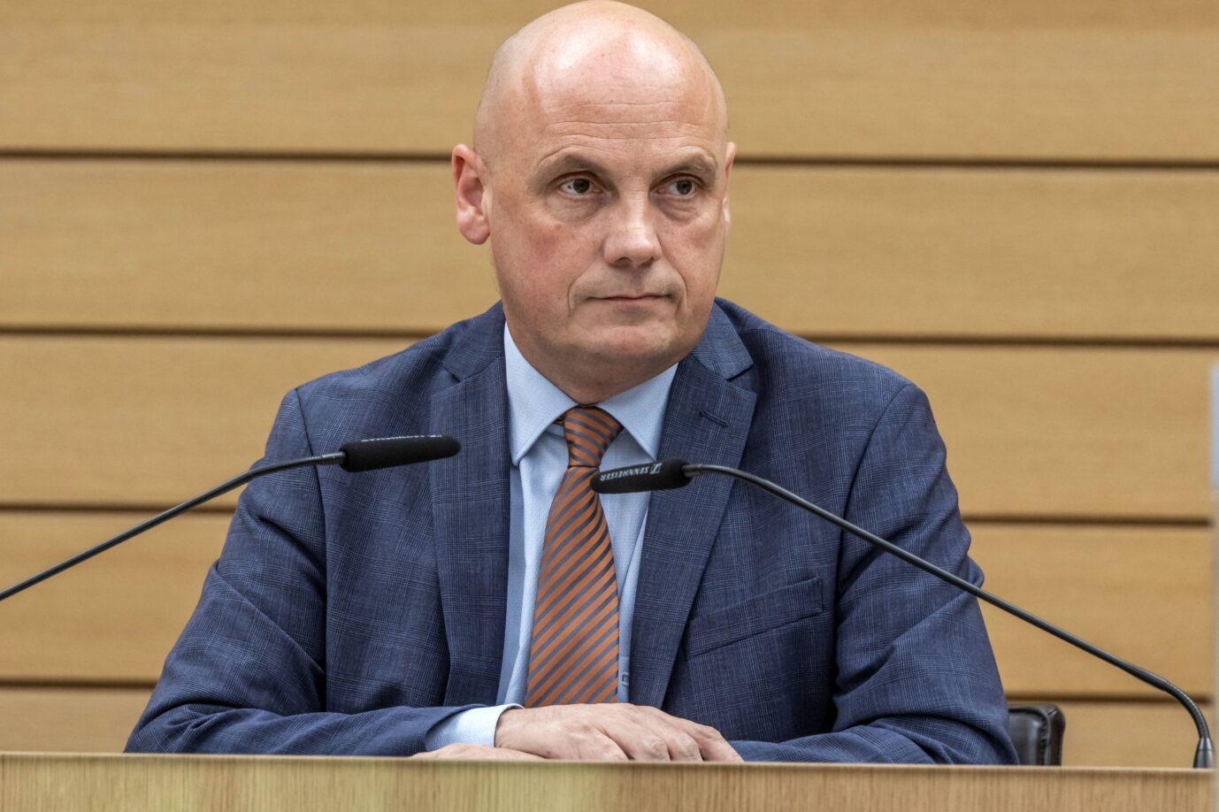 Trotz seines Hakenkreuz-Skandals will Daniel Born (SPD) sein Landtagsmandat behalten.