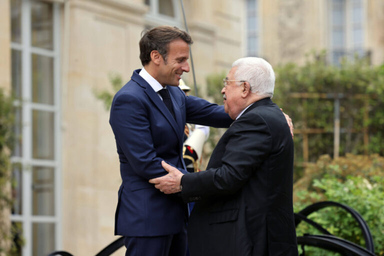 Frankreichs Präsident Emmanuel Macron mit Palästinenserpräsident Mahmud Abbas.