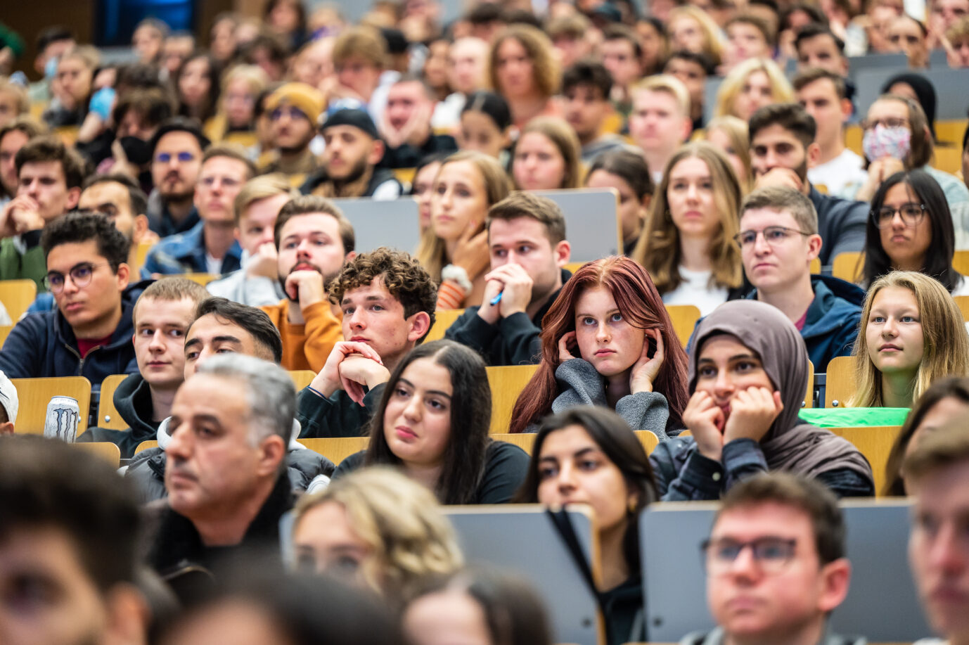 Dutzende Studenten während der Erstsemester-Begrüßung an der Universität Duisburg-Essen: In ihrem Buch „Akadämlich“ plädiert Juraprofessorin Zümrüt Gülbay-Peischard für Langzeitstudiengebühren. (Themenbild)