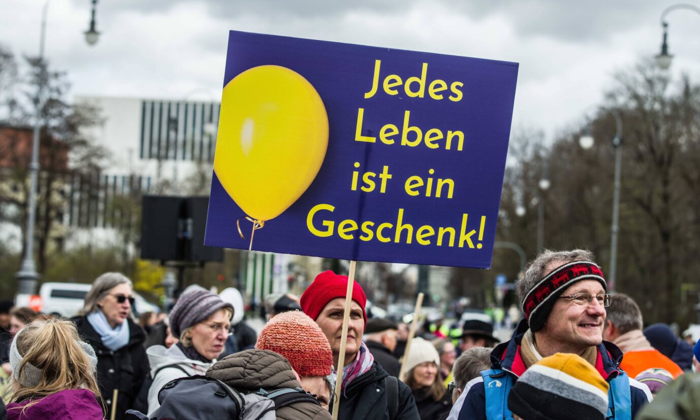 „Jedes Leben ist ein Geschenk“: Lebensschützer rufen zum Protest gegen Richterkandidatin Brosius-Gersdorf. Foto: IMAGO / ZUMA Press Wire