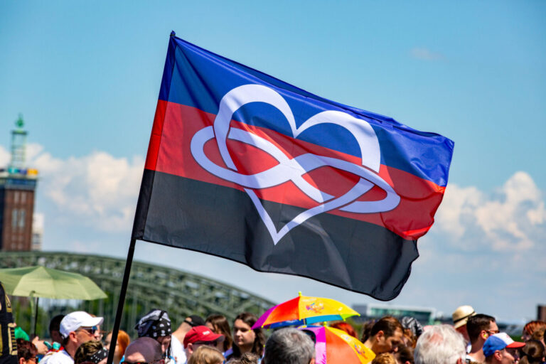 Eine Flagge mit dem Symbol polyamorer Beziehungen auf einem CSD: Evangelische Kirchen erlauben faktisch die Segnung von Beziehungen mit mehr als zwei Partnern. (Themenbild)
