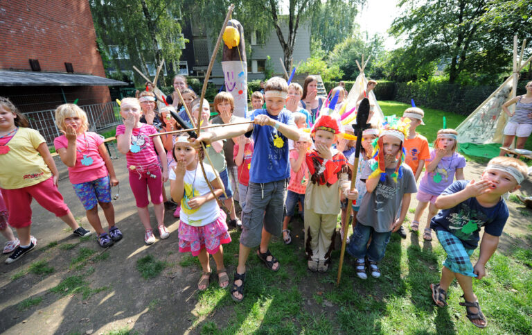 Kinder auf einem Indianer-Fest.