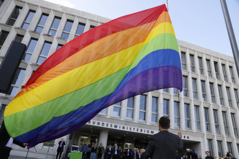 Die Regenbogenflagge vor einem Bundesministerium. Klingbeil führt Dobrindt vor.