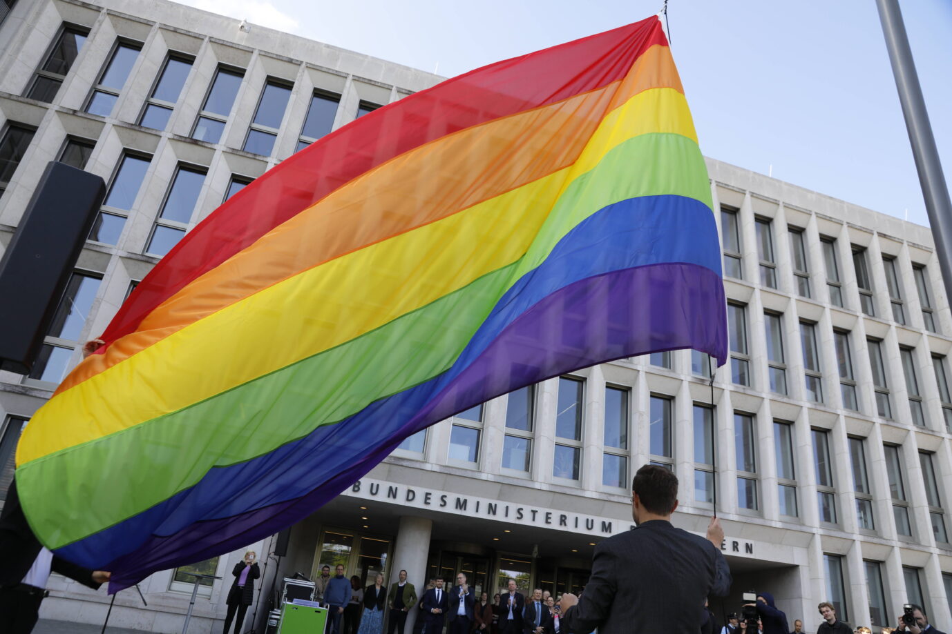 Die Regenbogenflagge vor einem Bundesministerium. Klingbeil führt Dobrindt vor.