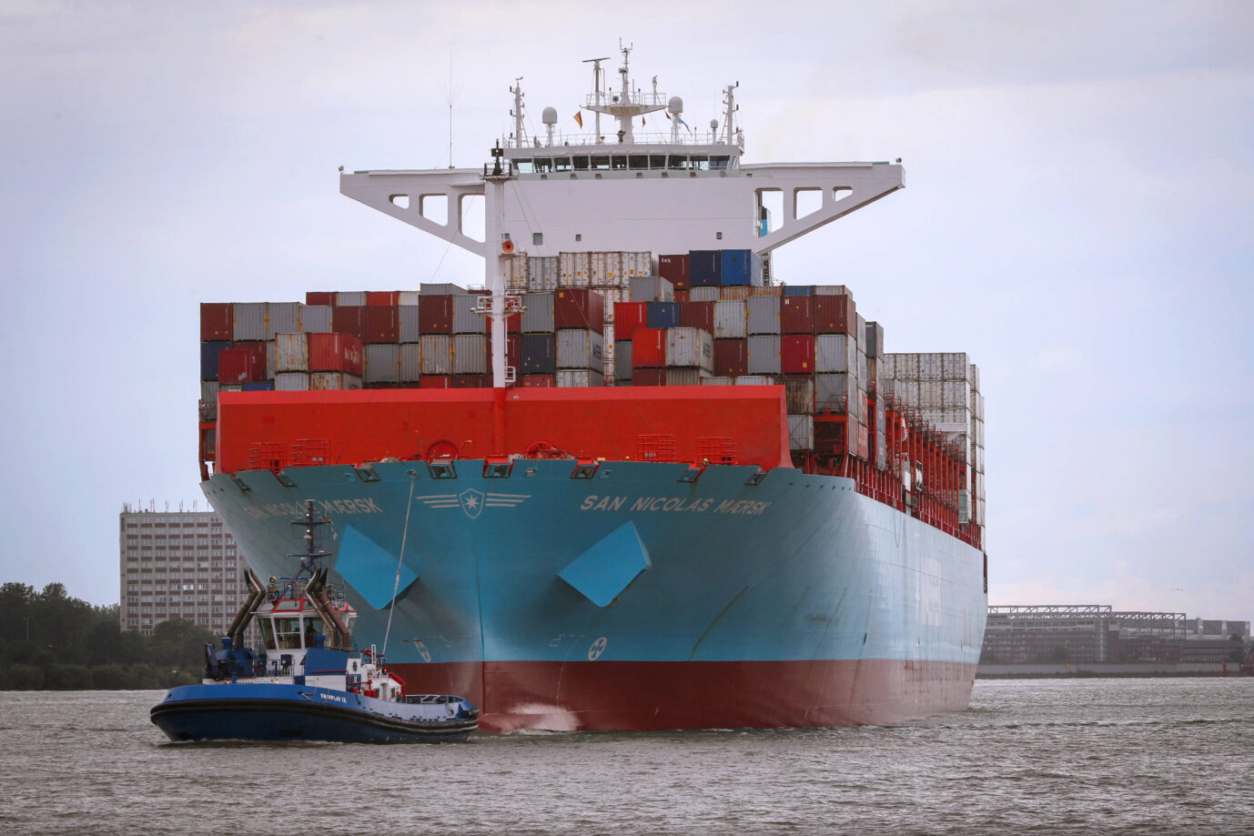 Ein Maersk-Containerschiff am Hamburger Hafen: Ohne die Probleme der deutschen Exportwirtschaft stiege das Bruttoinlandsprodukt laut der Bundesbank um die Hälfte schneller. (Themenbild/Symbolbild)