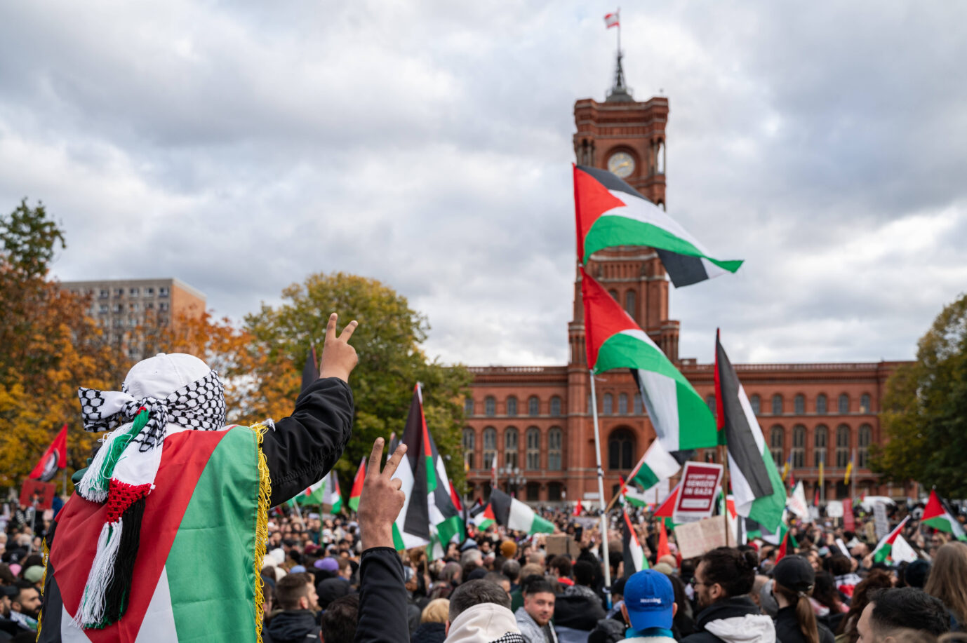 Vor dem Roten Rathaus in Berlin demonstrieren pro-palästinensische Demonstranten und schwenken die Palästina-Flagge