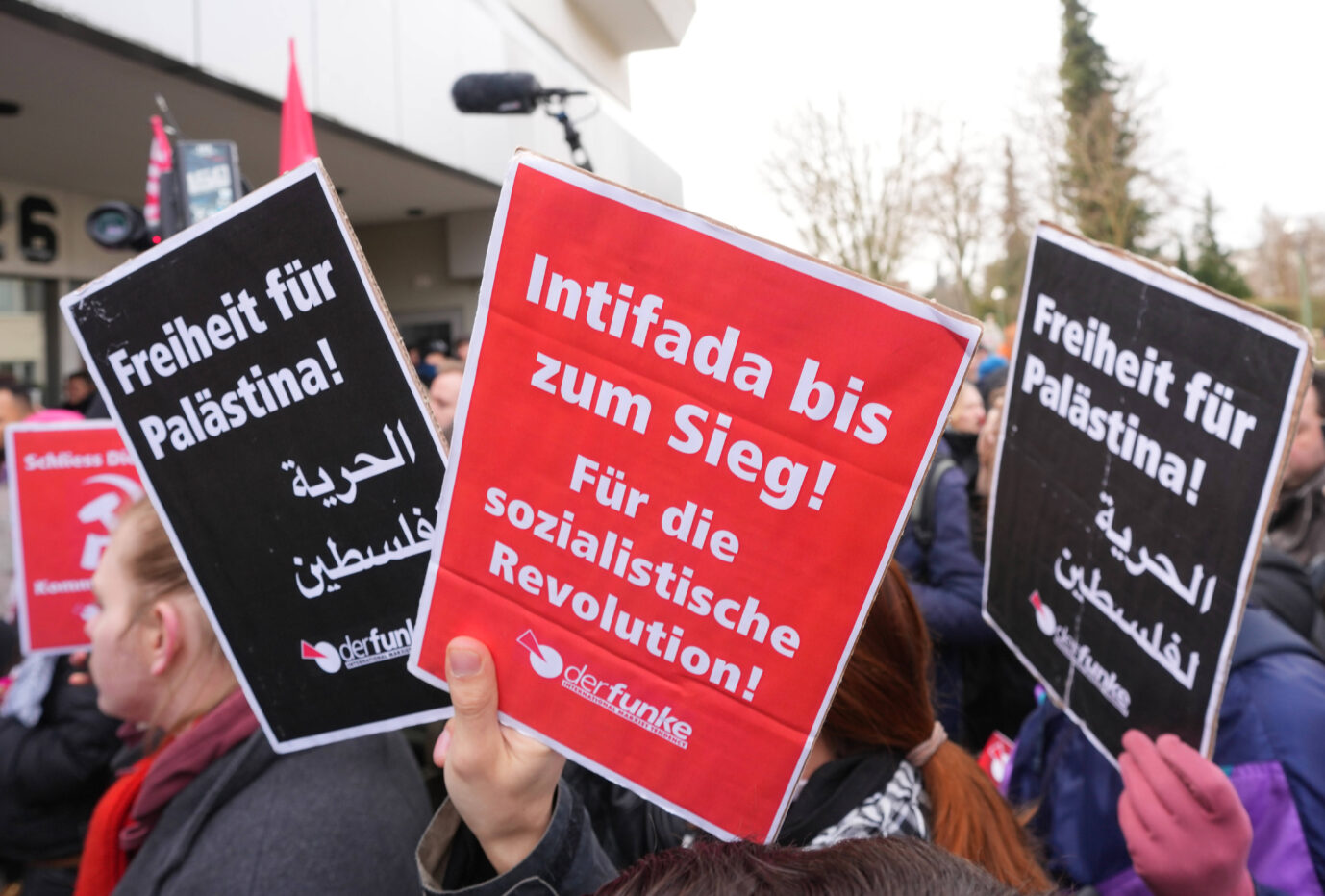 Studenten rufen vor der Freien Universität Berlin zur Intifada auf.