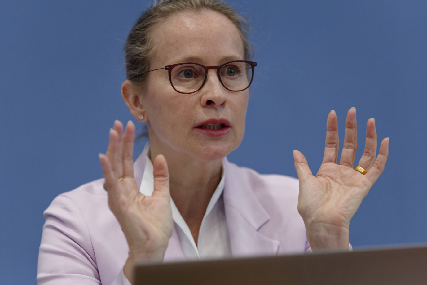 Frauke Brosius-Gersdorf bei der Bundespressekonferenz. Nun hagelt es immer mehr Kritik an ihrer Nominierung.