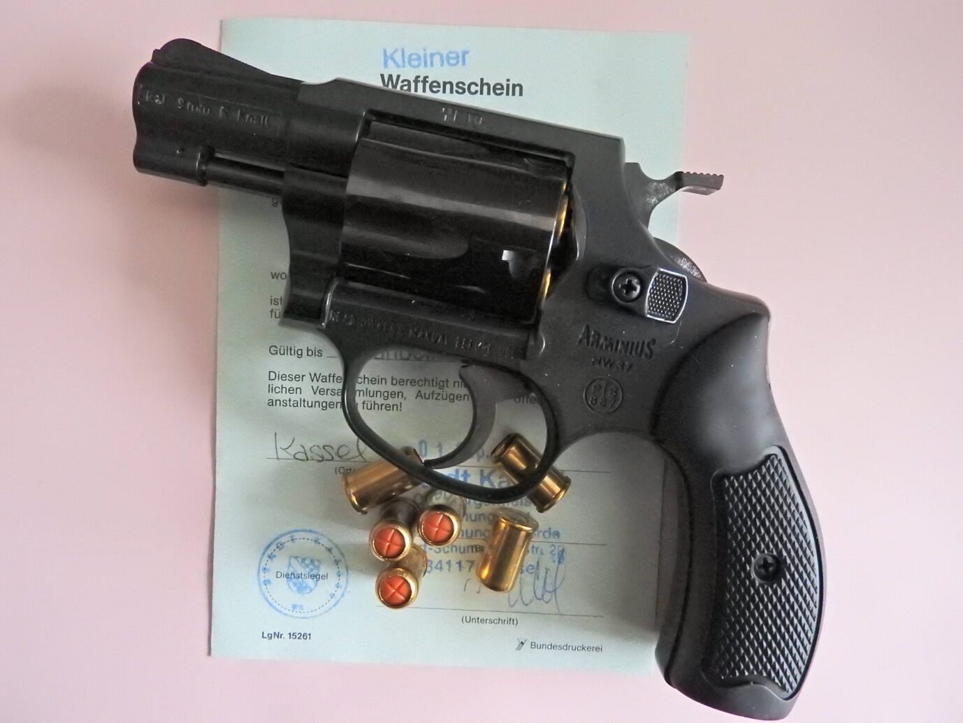 Das Bild zeigt eine Waffe vor einem kleinen Waffenschein. Zwei AfD-Mitgliedern in Leipzig wurde der kleine Waffenschein entzogen.