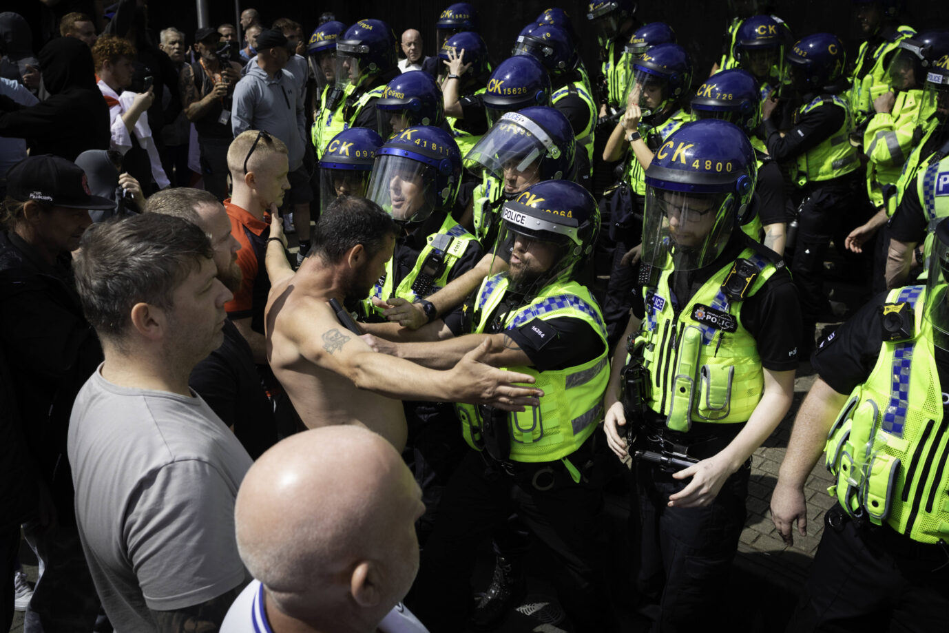 Das Bild zeigt Randale in Großbritannien. Ein neues Gesetz könnte die Zensur von Migrationskritik vorantreiben.