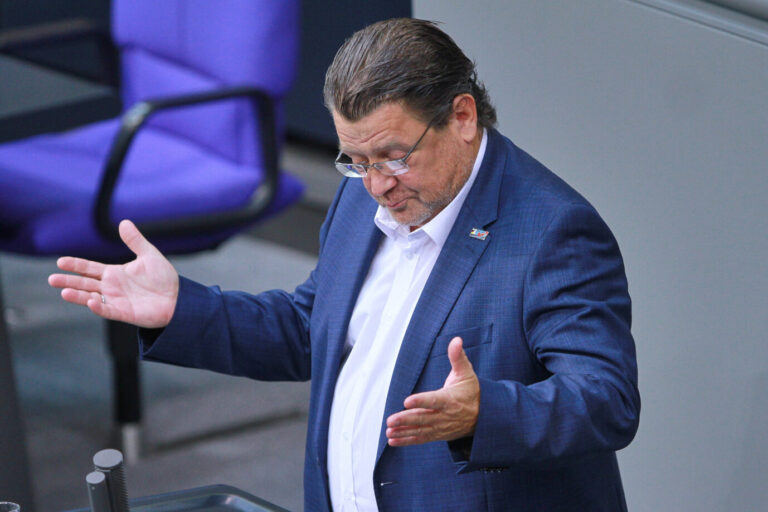 Der AfD-Abgeordnete Stephan Brandner am Rednerpult des Deutschen Bundestages.