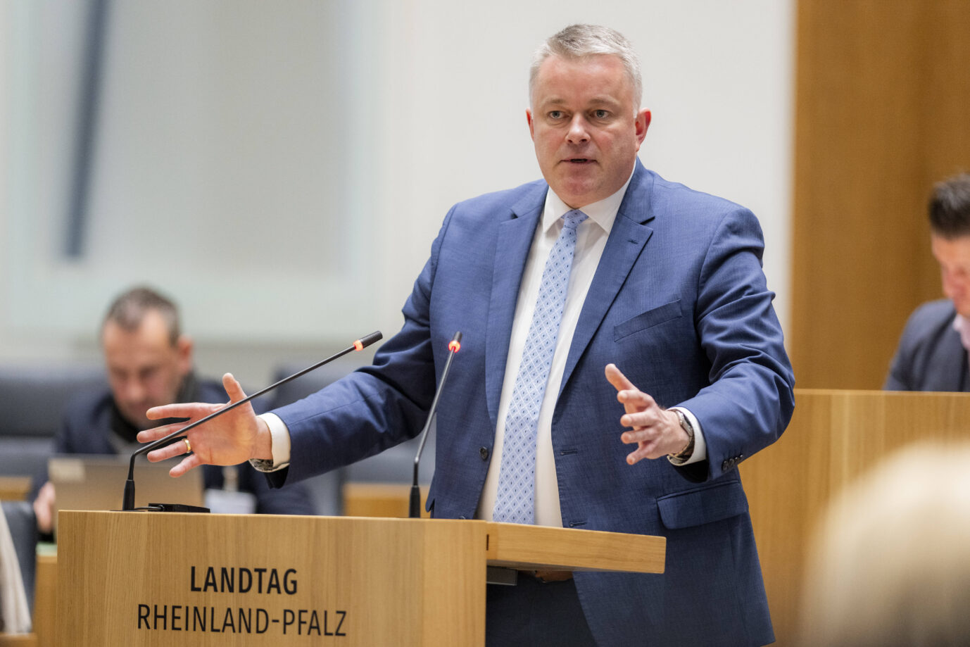 Das Bild zeigt den Fraktionsvorsitzenden der rheinland-pfälzischen CDU, Gordon Schnieder. Er kritisiert den Umgang der Landesregierung mit der AfD.