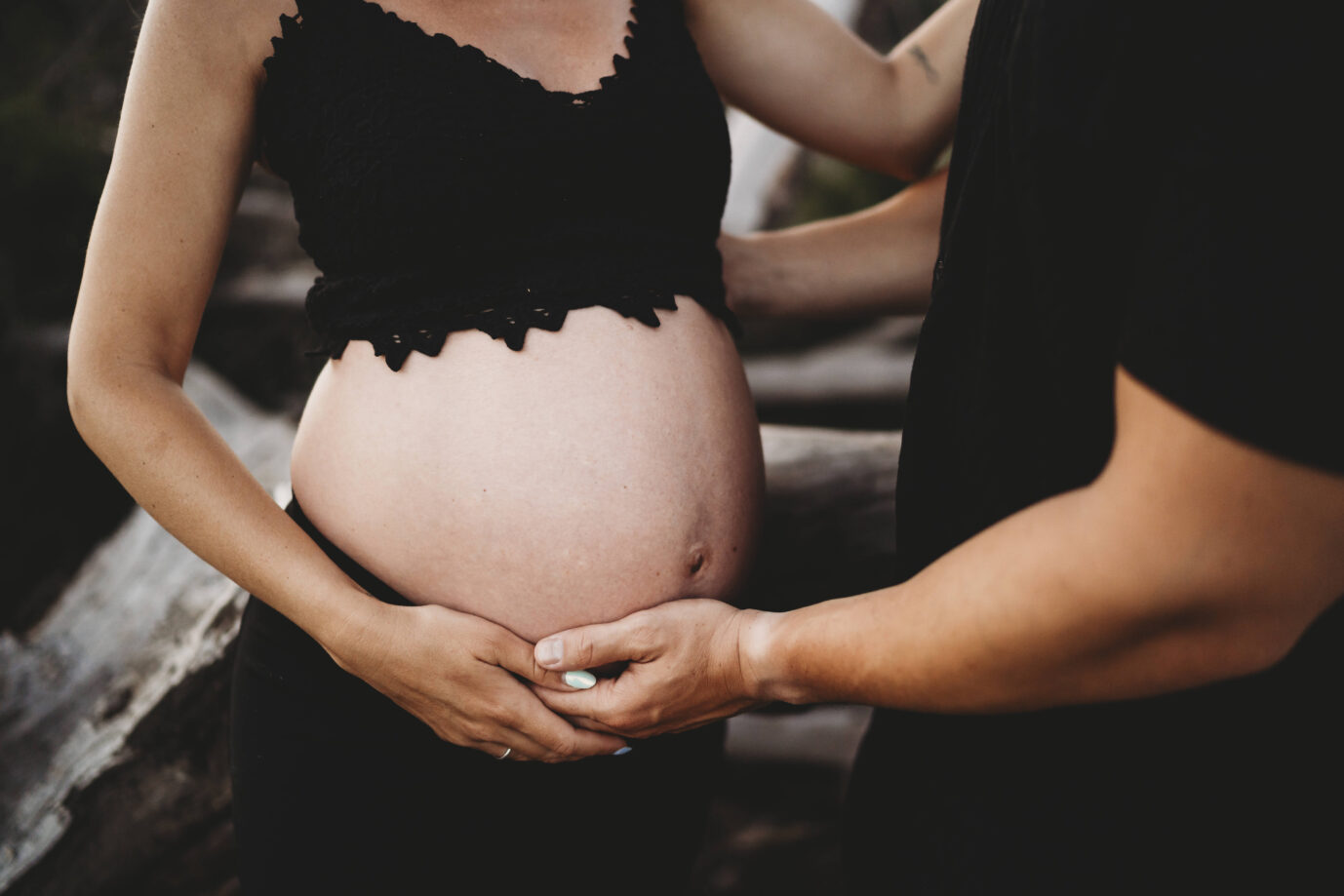 Ein Elternpaar hält gemeinsam schützend die Hände auf den Bauch der schwangeren Mutter. Das ungeborene Kind steht im Mittelpunkt der Szene. Die Aufnahme symbolisiert Verbundenheit und vorgeburtlichen Lebensschutz. Mutter und Vater mit ihrem ungeborenen Kind: Eine Mehrheit der Deutschen unterstützt den Schutz der Menschenwürde bereits vor der Geburt. Foto: IMAGO / Cavan Images