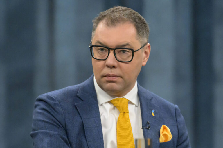 Der ukrainische Botschafter in Deutschland, Oleksij Makejew, trägt ein blaues Sakko und eine gelbe Krawatte – er will die in Deutschland lebenden Ukrainer zurück in sein Land holen