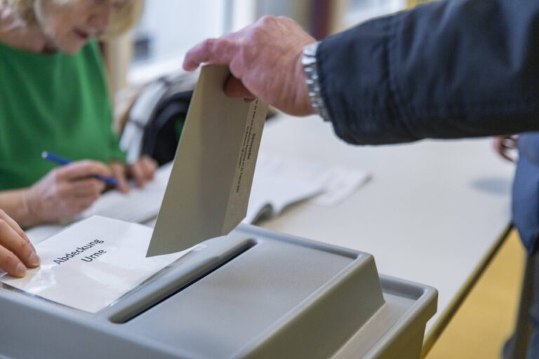 Bürger an der Wahlurne: Ein AfD-Politiker darf bei einer Bürgermeisterwahl in Nordrhein-Westfalen nicht antreten. Foto: IMAGO / Sylvio Dittrich