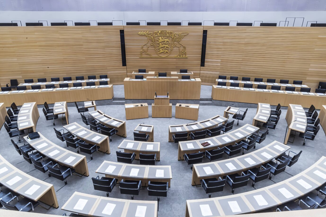 Landtag von Baden-Württemberg. Menschenleerer Plenarsaal, Landeswappen. AfD und CDU-Kreise nähern sich mutmaßlich an.Stuttgart, Baden-Württemberg, Deutschland, Europa State parliament of Baden-Württemberg. Empty plenary hall, state coat of arms. Stuttgart, Baden-Württemberg, Germany, Europe Copyright: imageBROKER/ArnulfxHettrich iblhet12810309.jpg Bitte beachten Sie die gesetzlichen Bestimmungen des deutschen Urheberrechtes hinsichtlich der Namensnennung des Fotografen im direkten Umfeld der Veröffentlichung